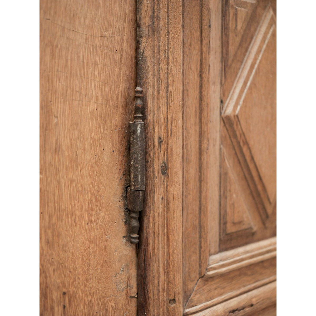 Grande armoire à revisiter Blandine N°519 - Bon état bois clair, DEBONGOUT
