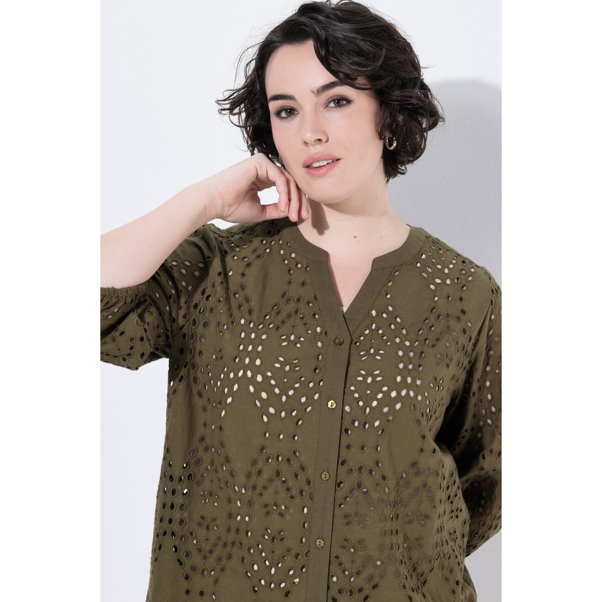 Blouse en coton, broderie, col V, manches 3/4 gris olive, ULLA POPKEN