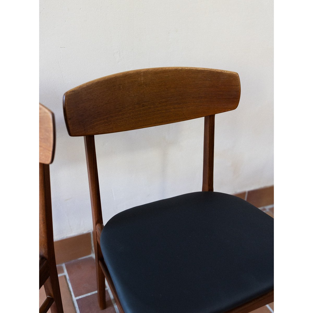 Elégante paire de chaises Alma N°1797 - Bon état bois foncé, DEBONGOUT