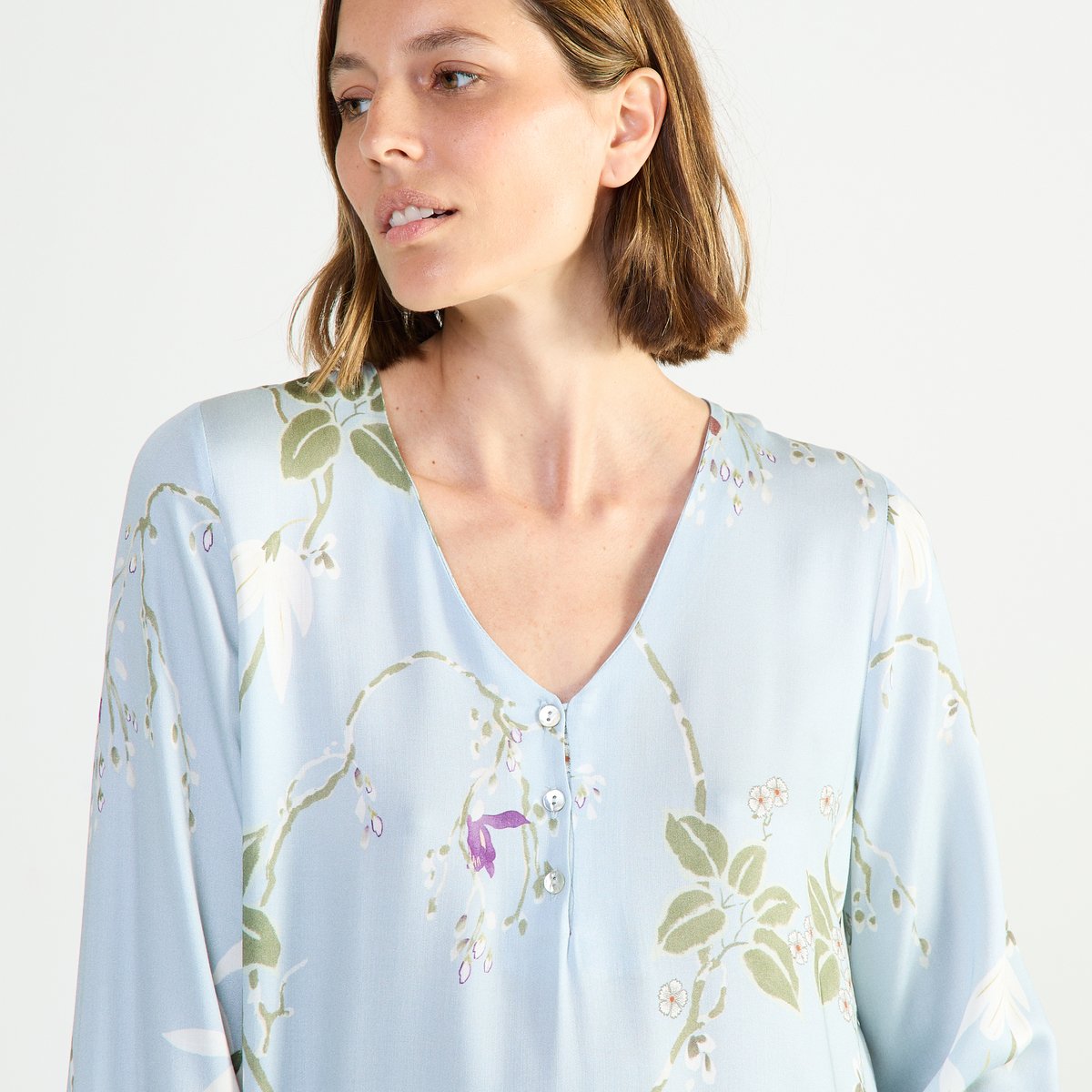 Chemise de nuit courte col v en satin RAMEAU givre, LAURENCE TAVERNIER