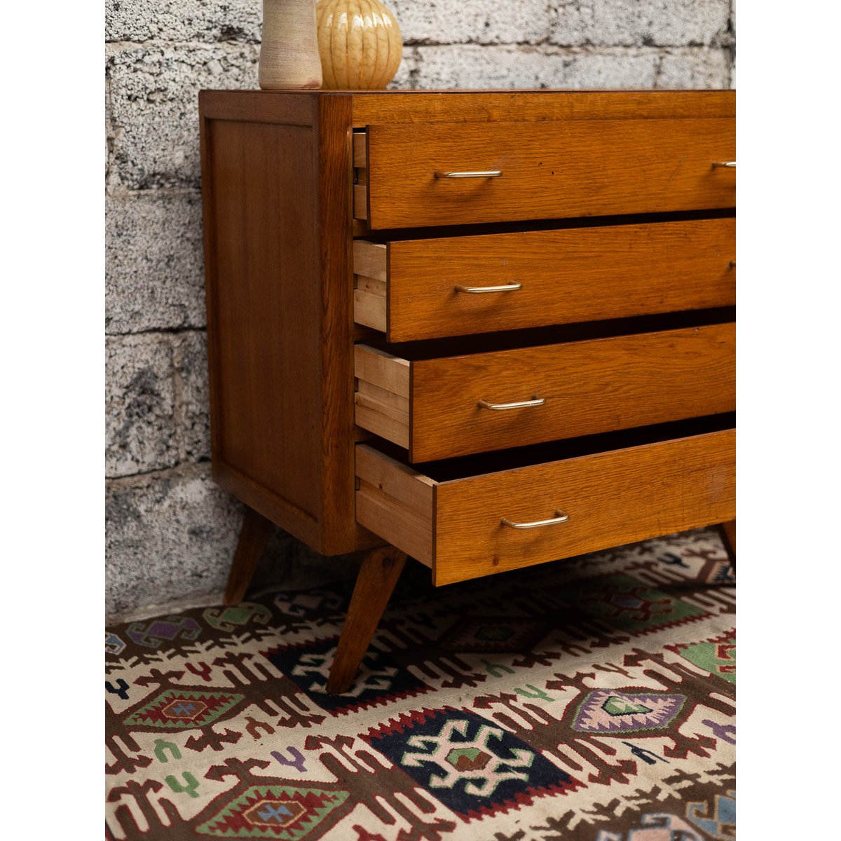 Commode chêne aux pieds compas Olga N°689 - Bon état bois clair, DEBONGOUT