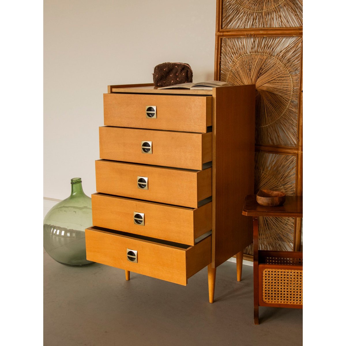 Commode scandinave aux poignées brutalistes Olga N°1076 - Bon état bois clair, DEBONGOUT