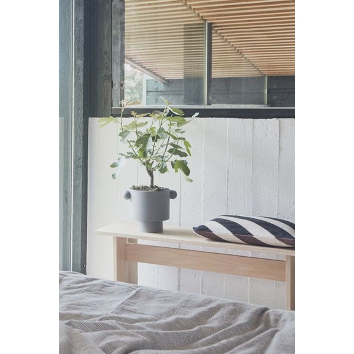 Pot en grès à relief LIVING anthracite, OYOY LIVING DESIGN