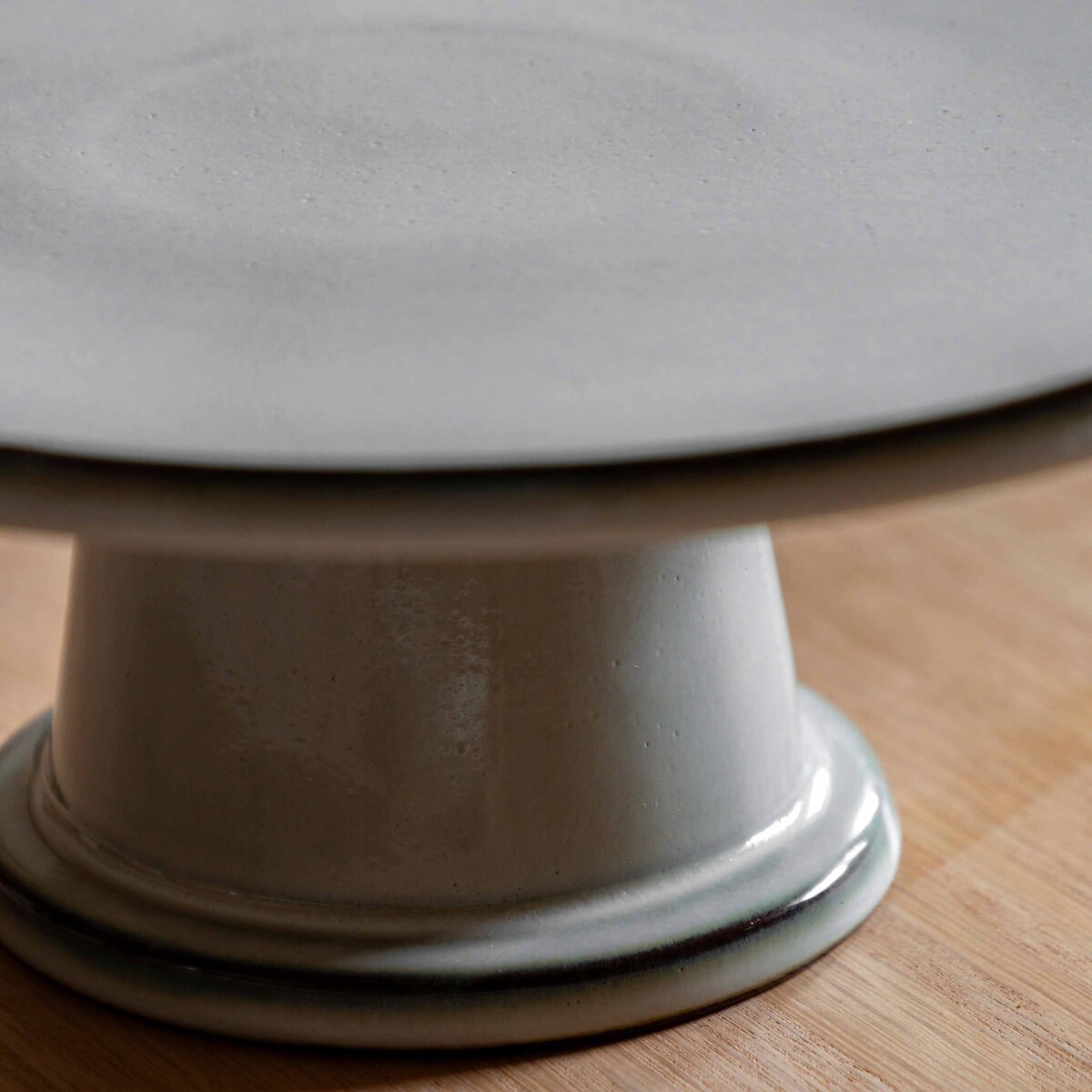 Reactive Glaze Cake Stand in Pale Grey grey, ÉDITÉ