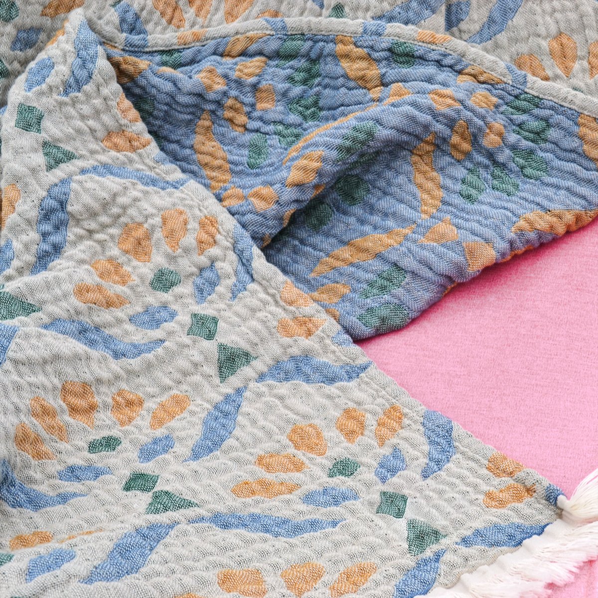 Plaid en gaze de coton lavée à motif végétal sauge, TOISON D OR