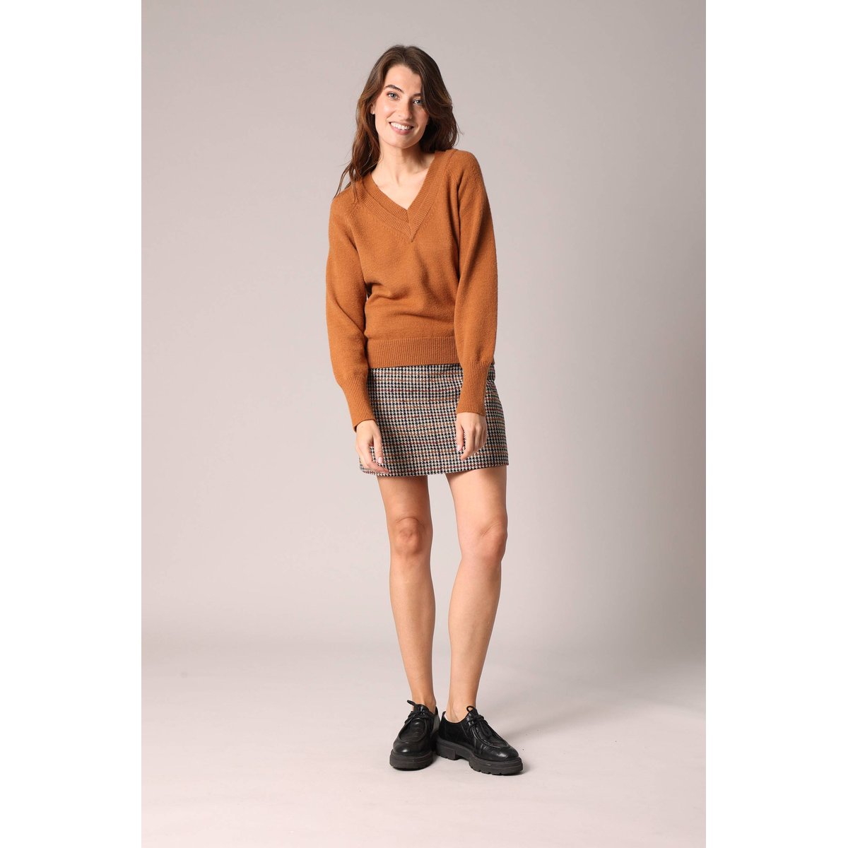 Pull en maille avec double col en v BERILDE whisky, DEELUXE