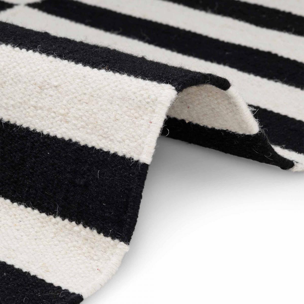 Tapis kilim, motif géométrique, tissé main, DONNA chic authentique noir, blanc, UN AMOUR DE TAPIS