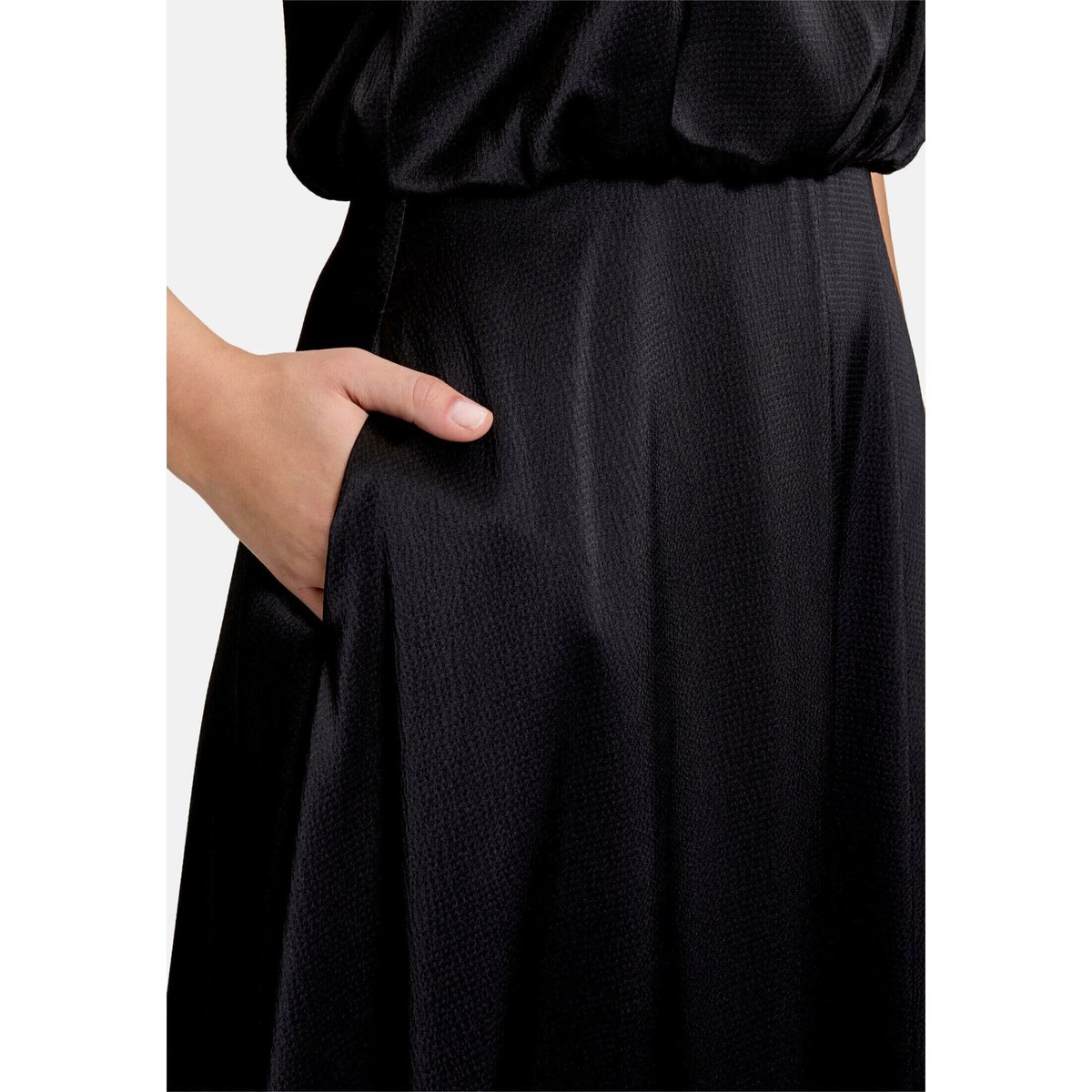 Robe de cocktail à col droit noir, VERA MONT