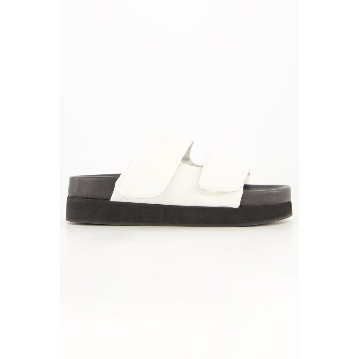Mules en cuir véritable avec large bride. , pied large blanc cassé, STUDIO UNTOLD