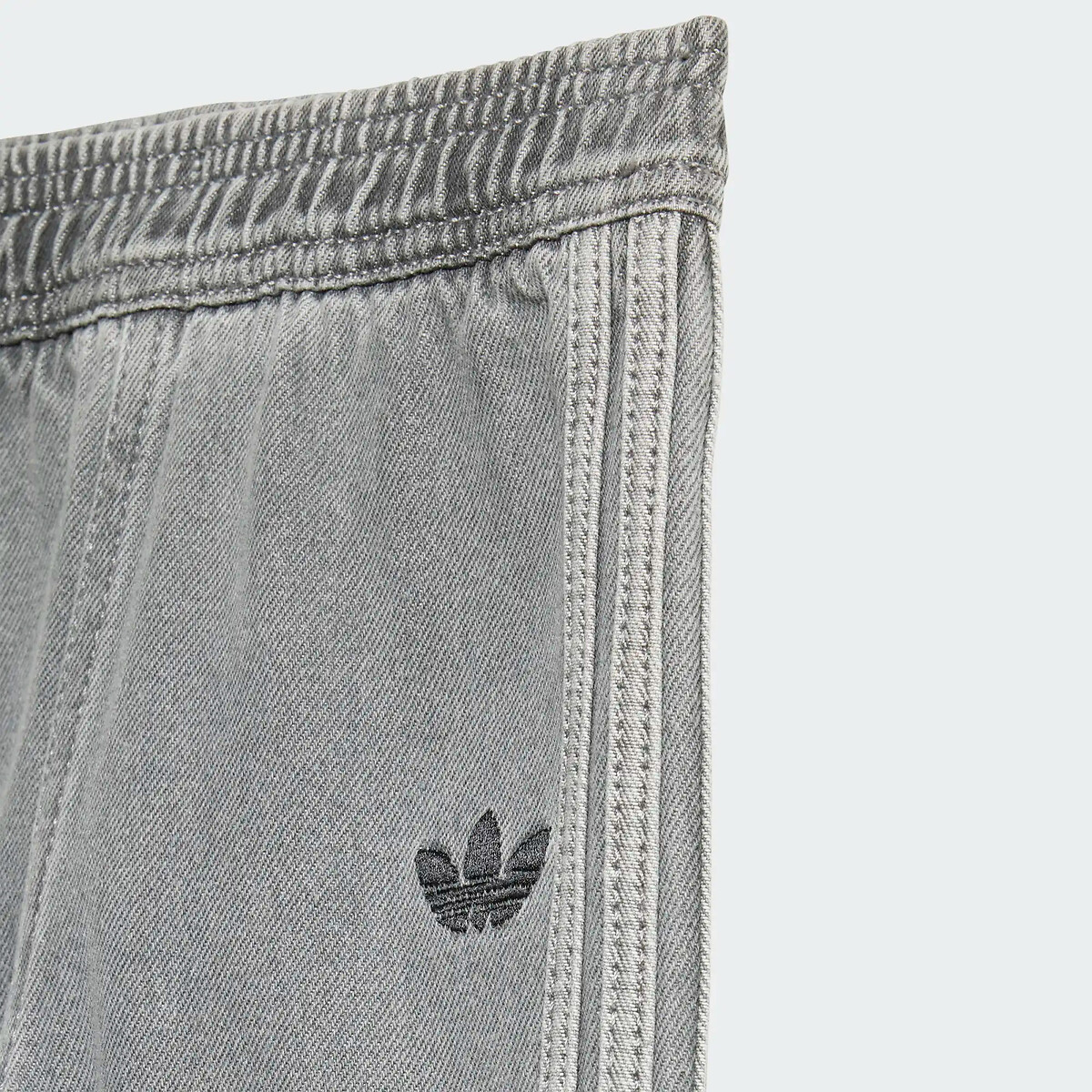 Set composto da maglietta a maniche lunghe e pantaloni in denim bianco/grigio, adidas Originals