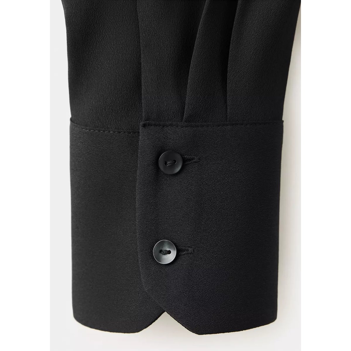 Chemise satinée à fermeture dissimulée noir, MANGO