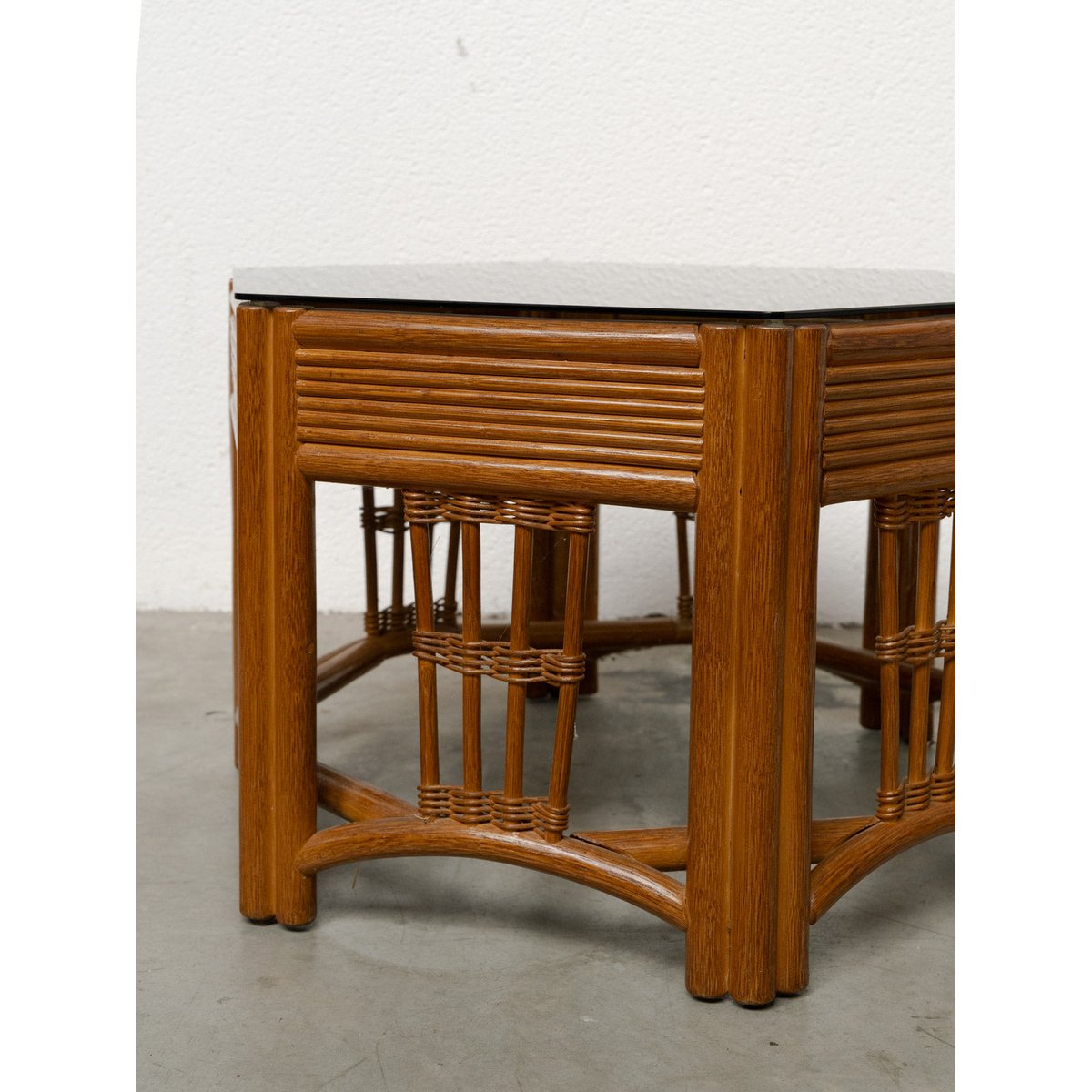 Table basse hexagonale en rotin et verre fumé Donna N°1636 - Bon état fumé, DEBONGOUT