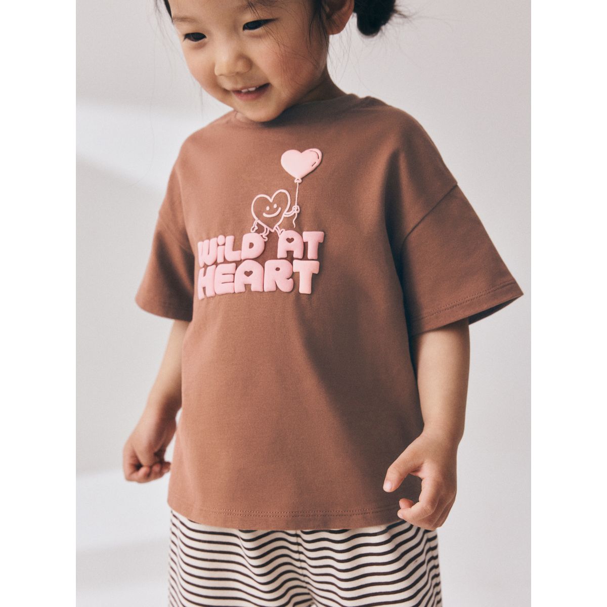 Ensemble t-shirt et pantalon large rayures cœur marron, NEXT