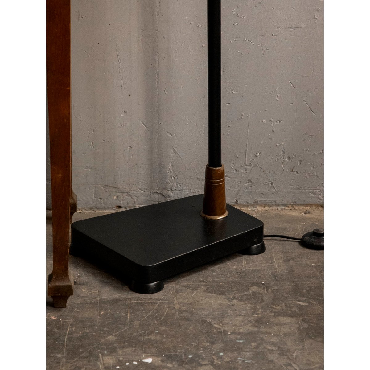Lampadaire au globe en verre Julien N°372 - Bon état noir, DEBONGOUT