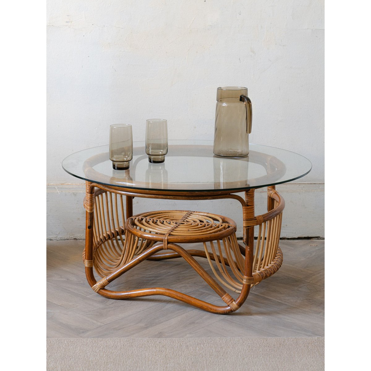 Table basse en rotin et en verre Léonie N°983 - Bon état bois foncé, DEBONGOUT