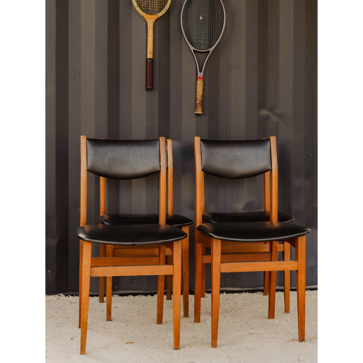 Lot de 4 chaises en cuir noir et bois Alma N°1874 - Bon état noir, DEBONGOUT