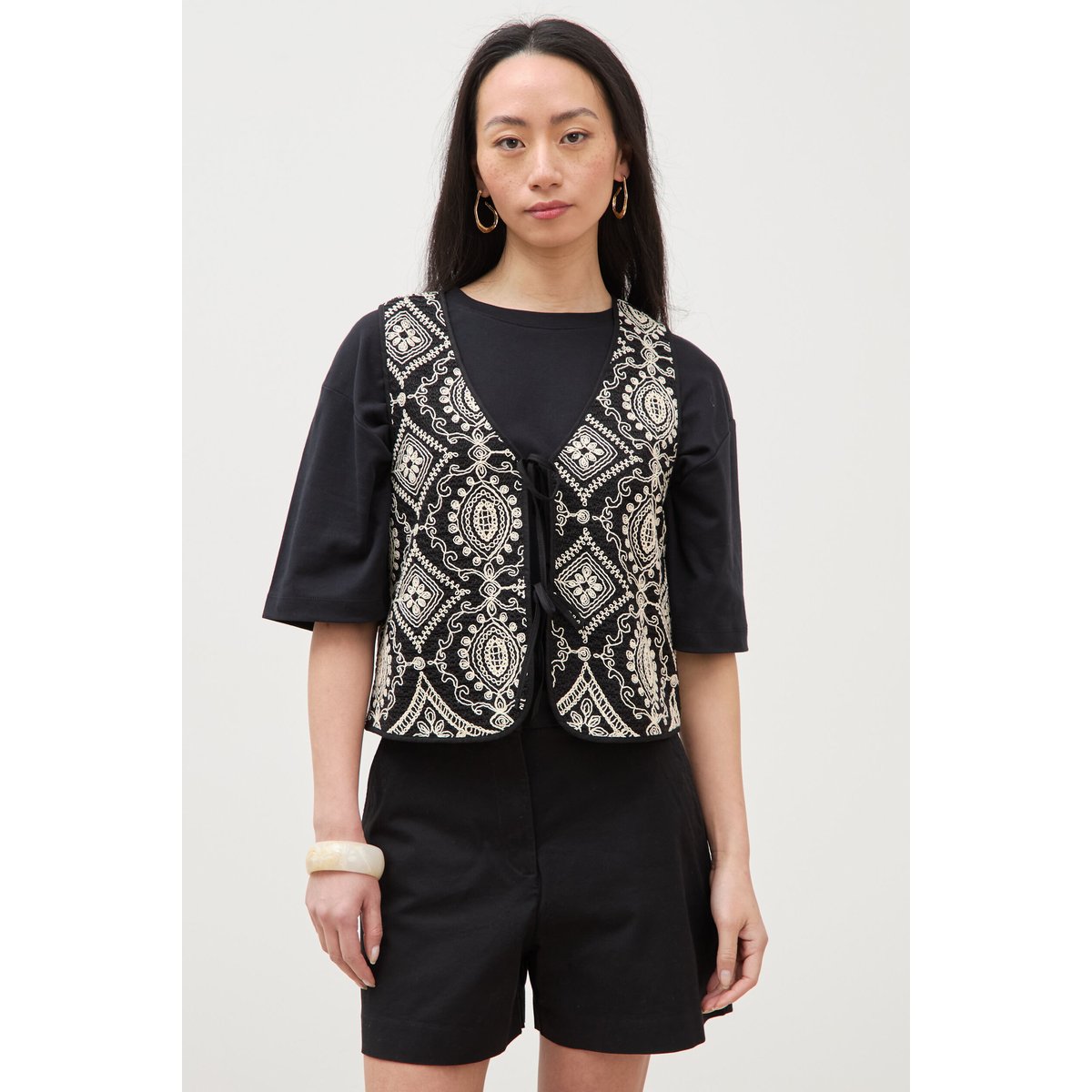 Cardigan sans manches avec broderies noir, BONOBO