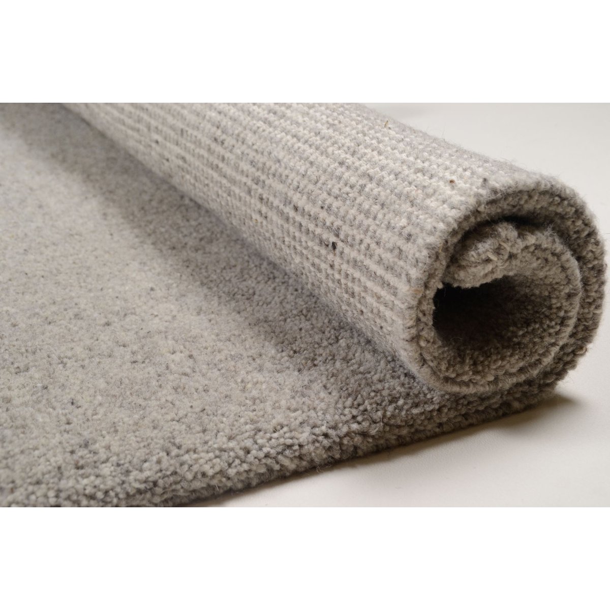 Tapis salon Sweet Feet noué maine en laine granit, THEKO