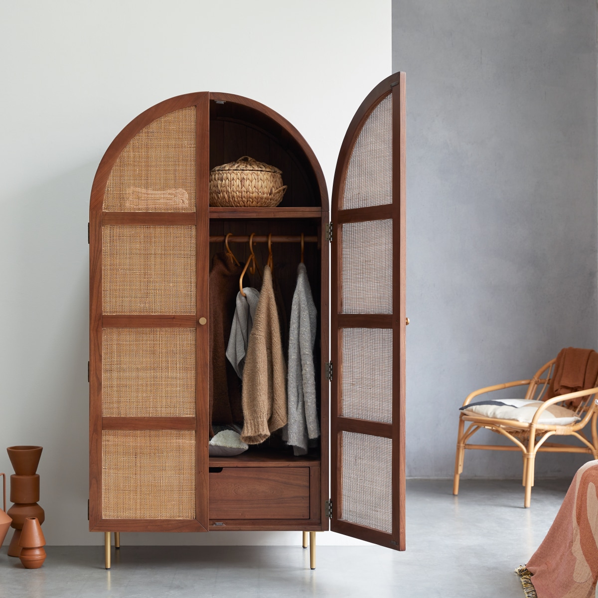 Armoire en Orme massif, LISBETH marron, TIKAMOON