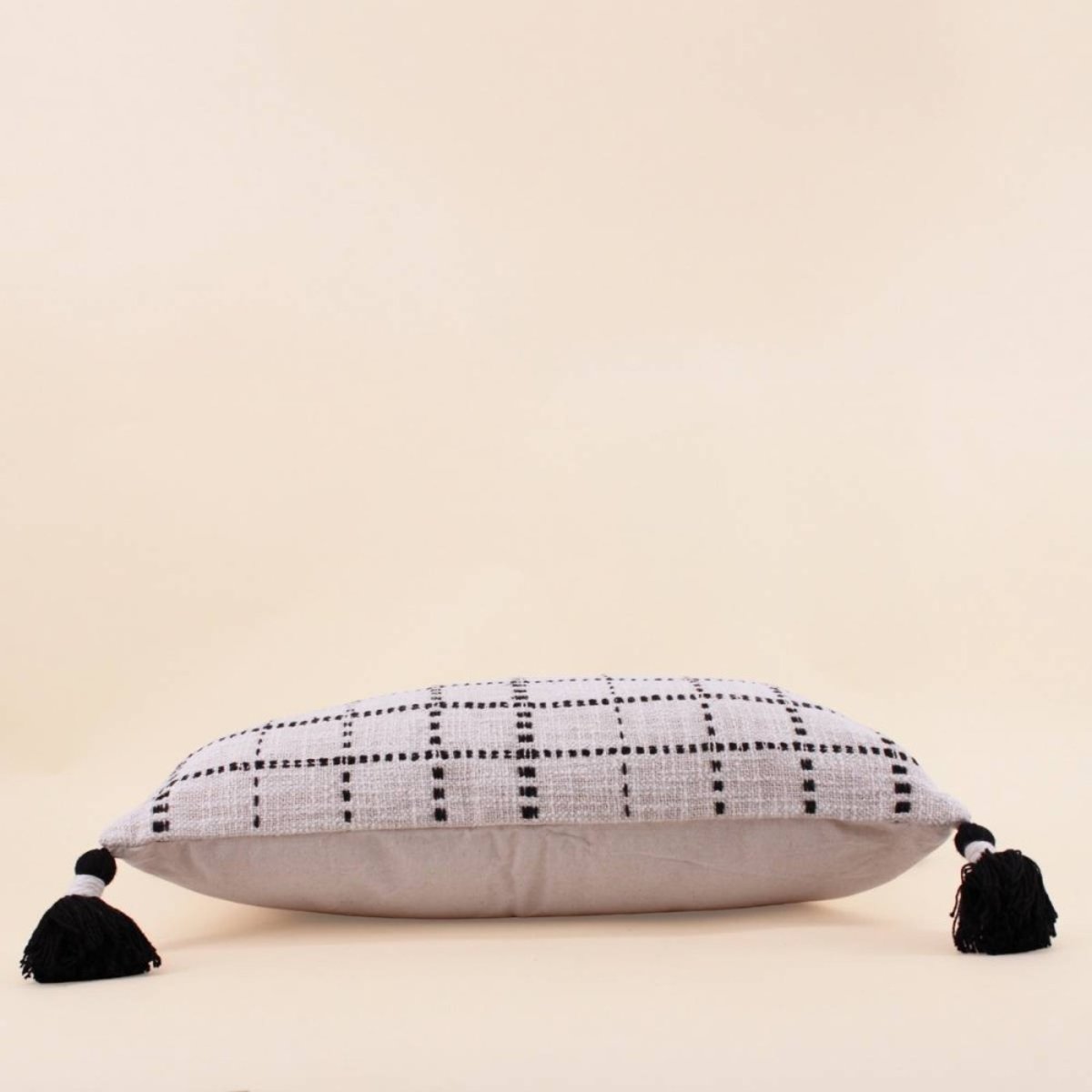 Coussin en coton tissé finition pompons 30x50cm beige, ORNAMI