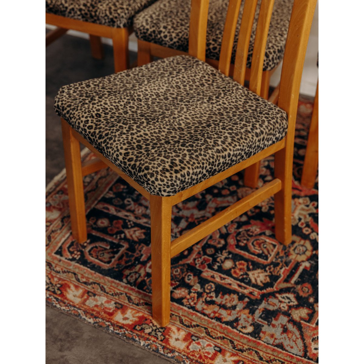 Lot de 4 chaises en tissu léopard Claude N°1632 - Bon état léopard, DEBONGOUT