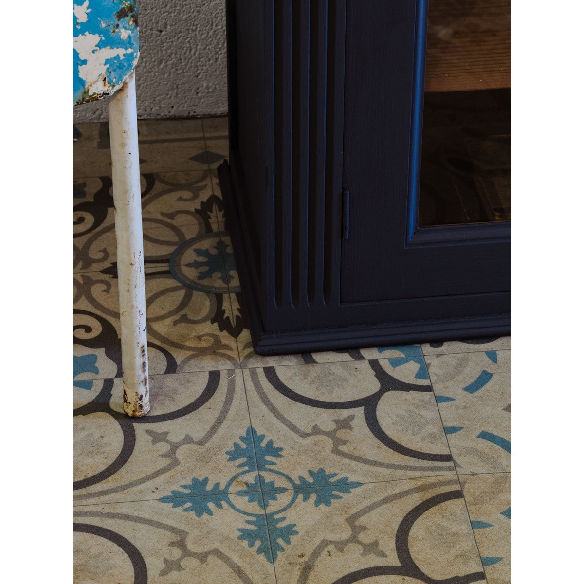 Vitrine en bois bleu foncé Victoria N°230 - Bon état bleu foncé, DEBONGOUT