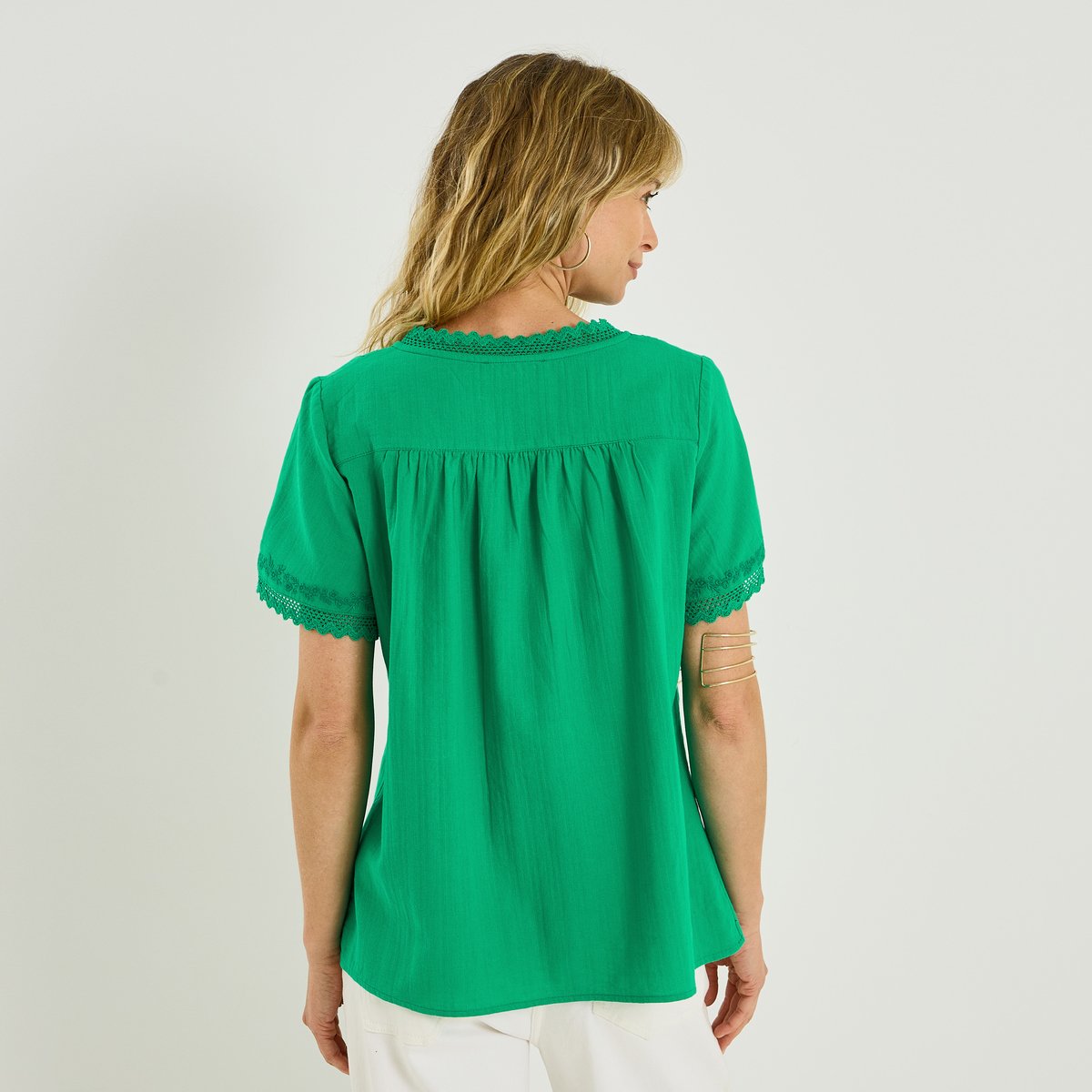 Blouse col V détails ajourés vert, GRAIN DE MALICE