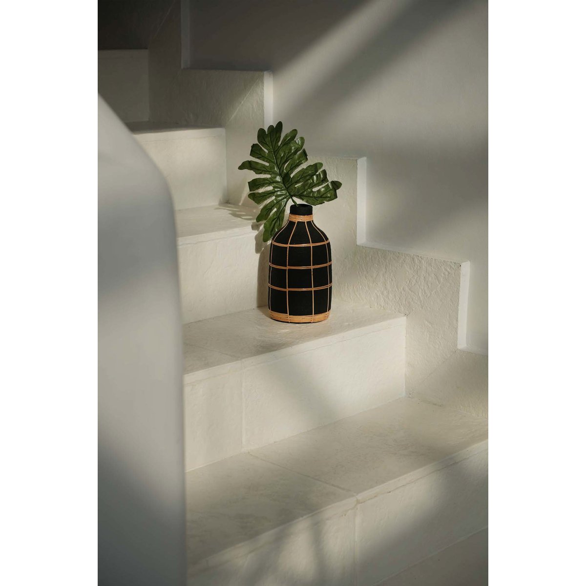 Vase en terre cuite et rotin WHOOPY noir beige, BAZAR BIZAR