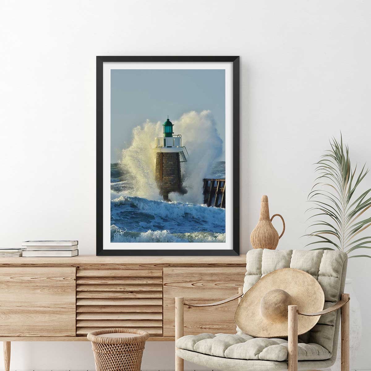 Affiche photo tempête sur le phare affiche + cadre en bois - noir, HEXOA