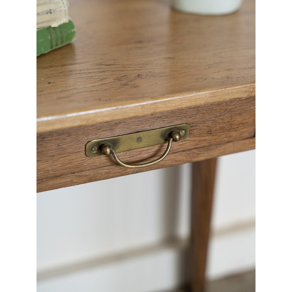 Petite table d'appoint de campagne en bois Francine N°1595 - Bon état bois foncé, DEBONGOUT