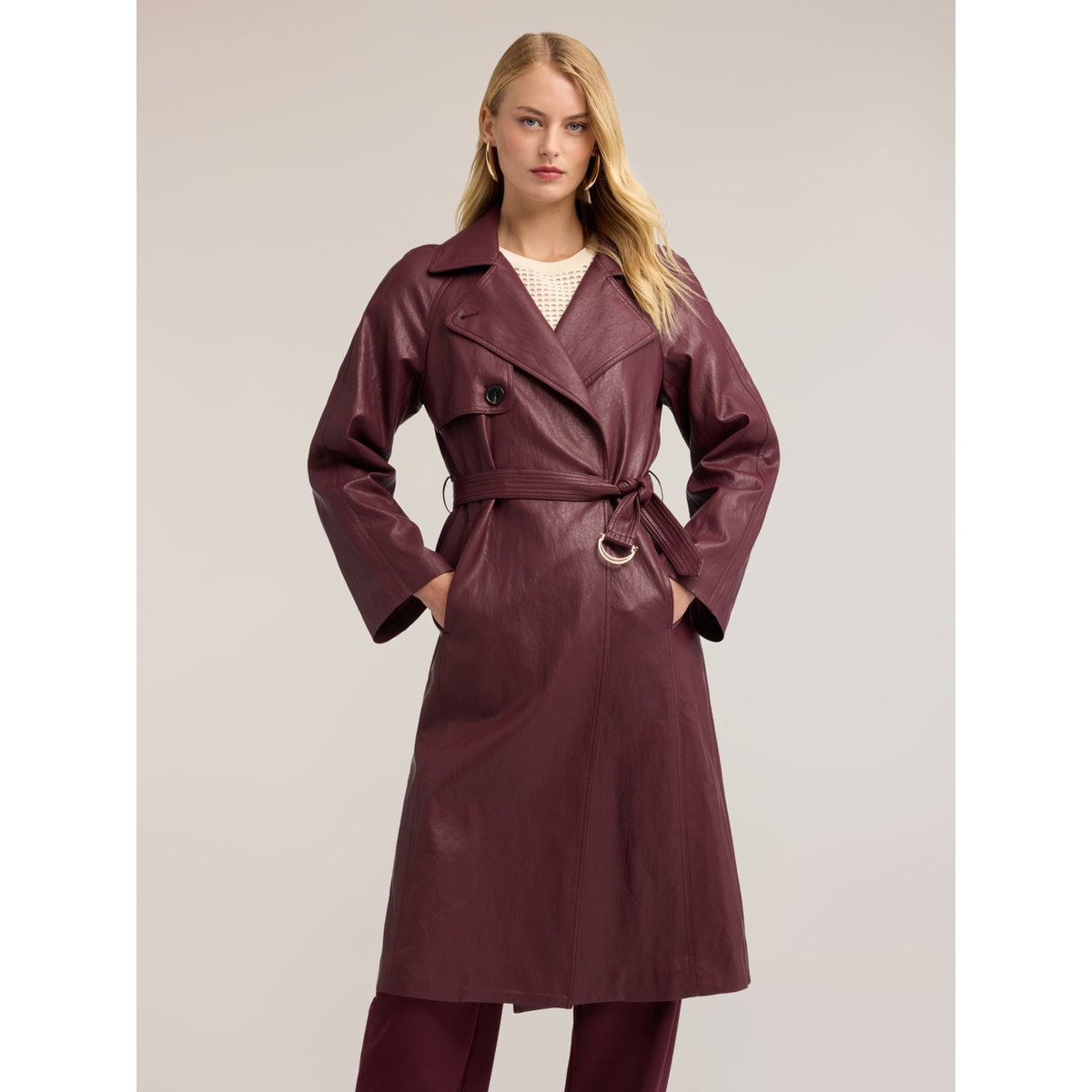 Trench ceinturé avec boucle burgundy, MOTIVI