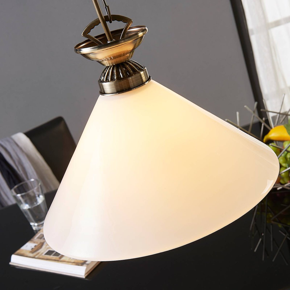 Suspension en verre antique, Otis blanc opale brillant, laiton vieilli, LINDBY