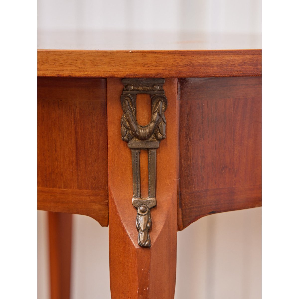 Table d'appoint en marqueterie Francine N°1097 - Bon état bois clair, DEBONGOUT