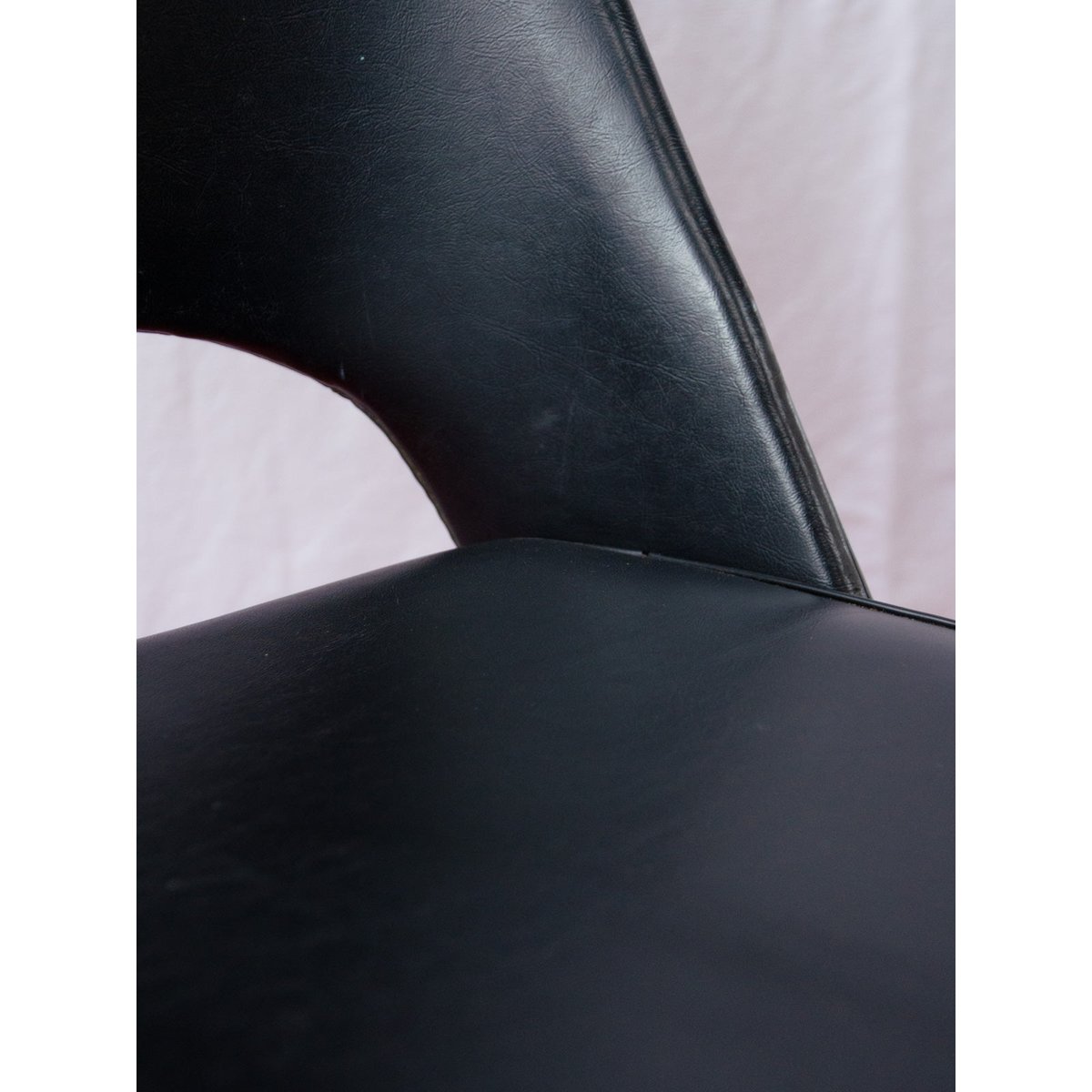 Lot de 4 chaises en hêtre et skaï Alma N°2120 - Bon état bois foncé, DEBONGOUT