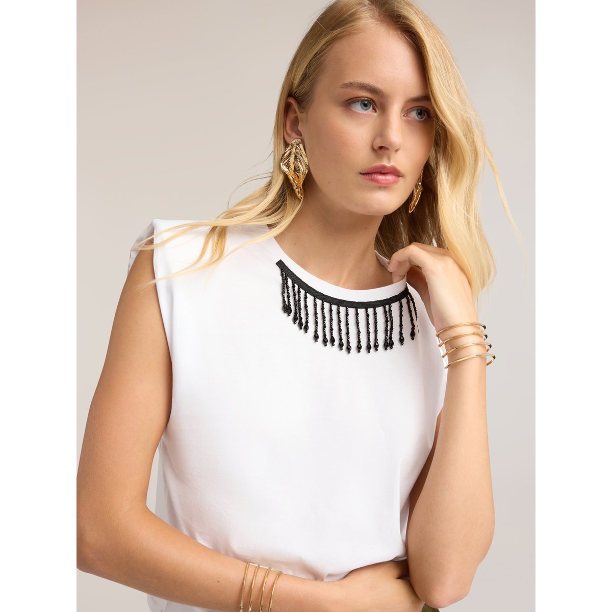 Top avec franges et perles sur l'encolure ras-du-cou blanc, MOTIVI