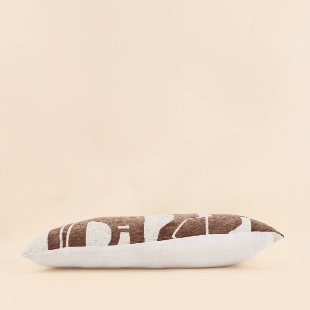 Coussin en jacquard chenille motifs ethniques 30x70cm marron, ORNAMI