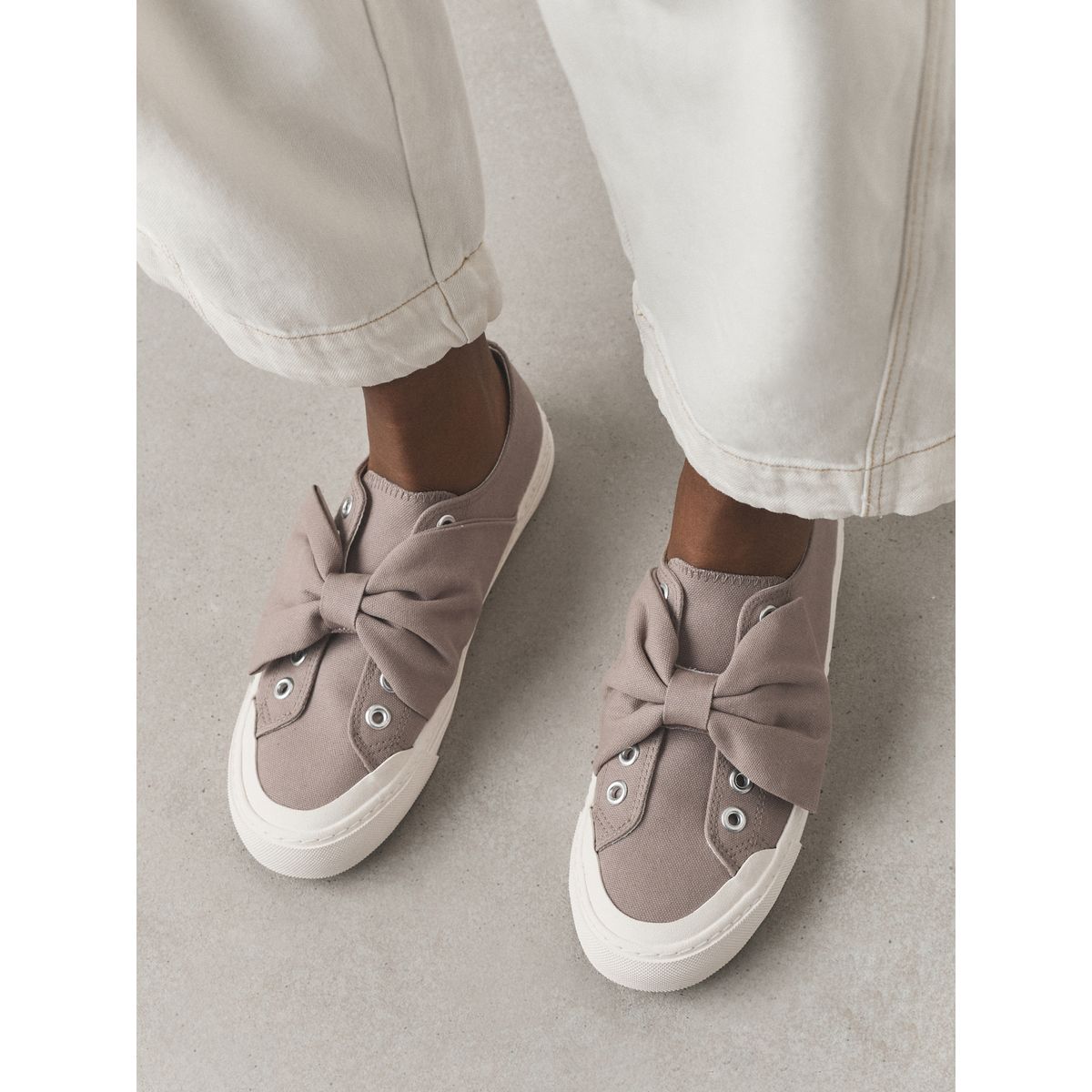 Baskets en toile avec nœud forever comfort® taupe, NEXT