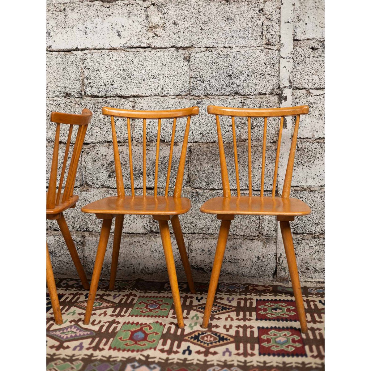 Paires de chaises à barreaux Alma N°1720 - Bon état bois clair, DEBONGOUT
