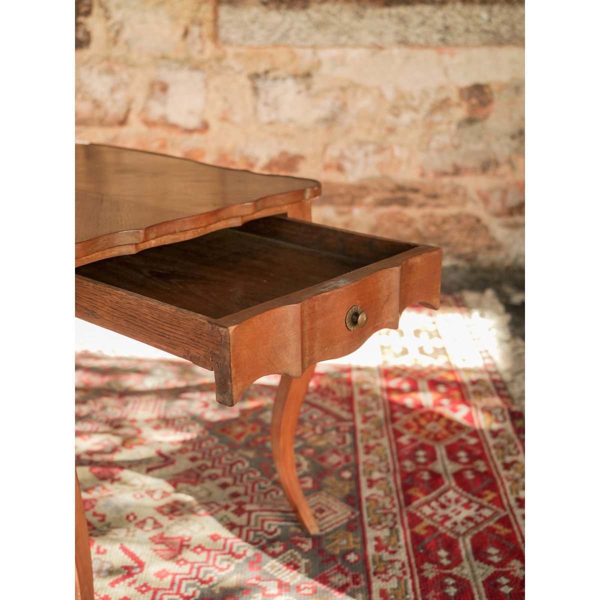 Table basse aux pieds fuselés Léonie N°1171 - Bon état bois clair, DEBONGOUT