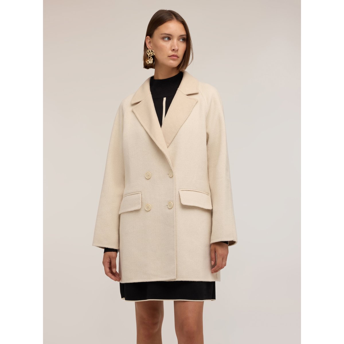 Manteau croisé blanc, MOTIVI
