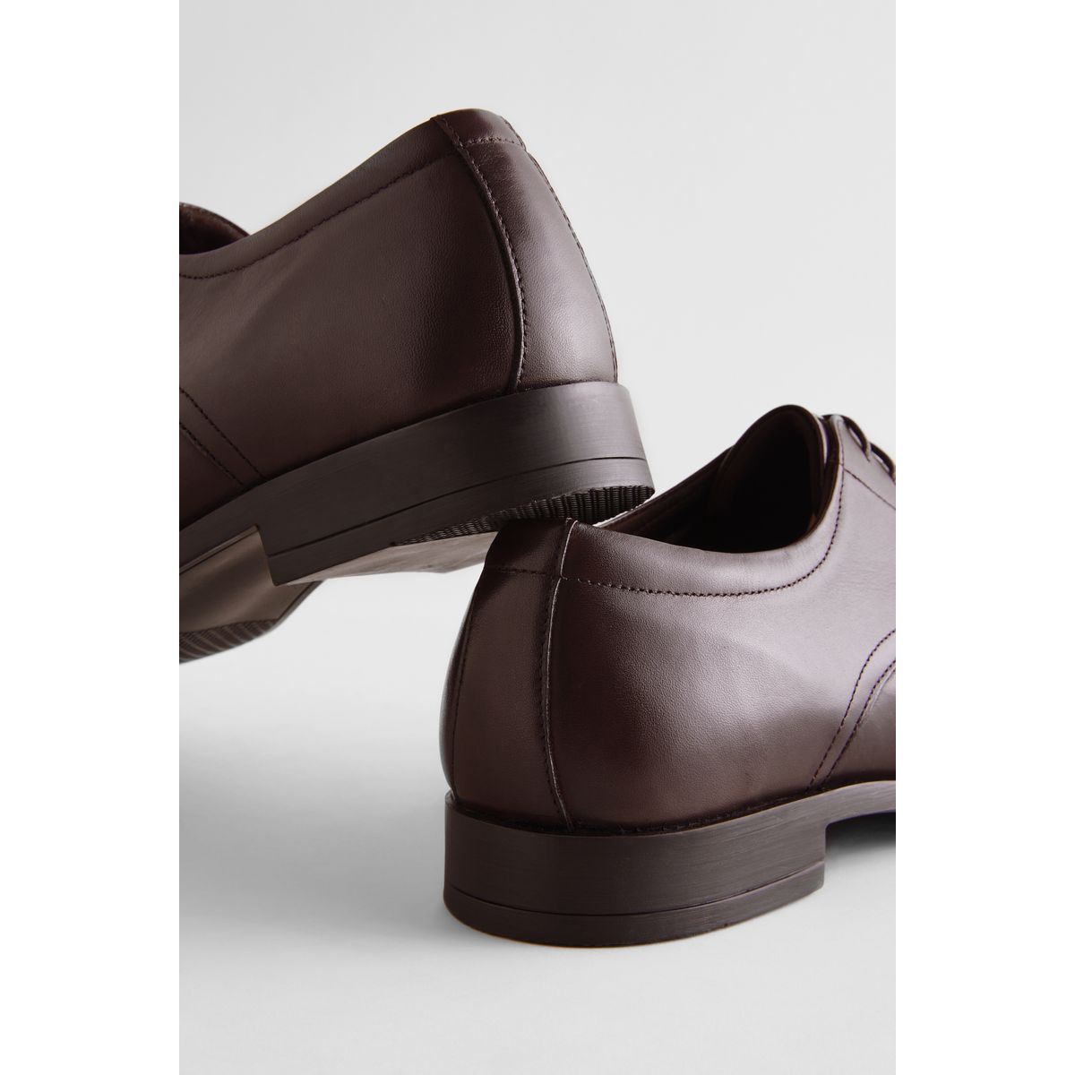 Chaussures derby uni en cuir marron, NEXT