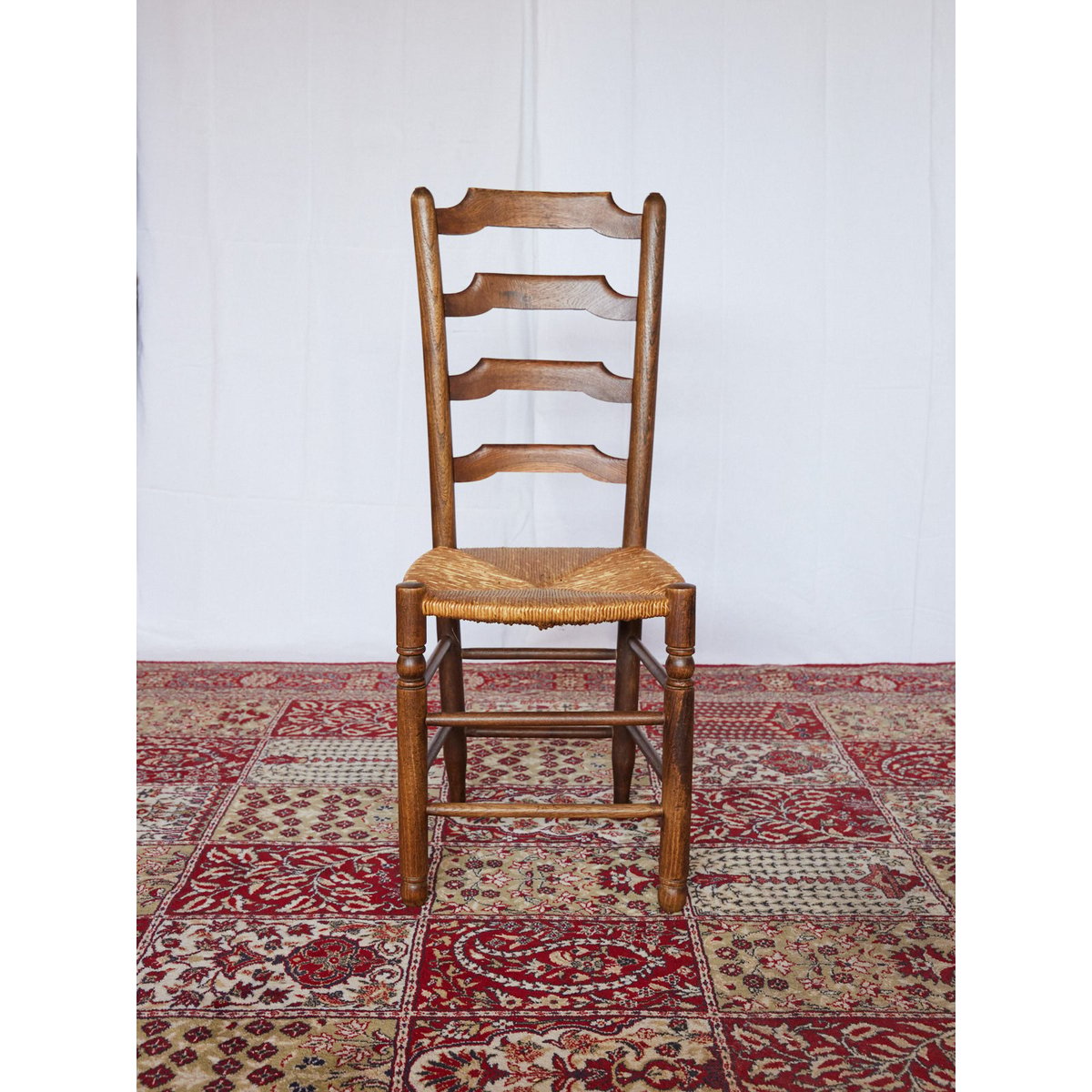 Lot de 4 chaises en paille Claude N°1436 - Bon état bois foncé, DEBONGOUT
