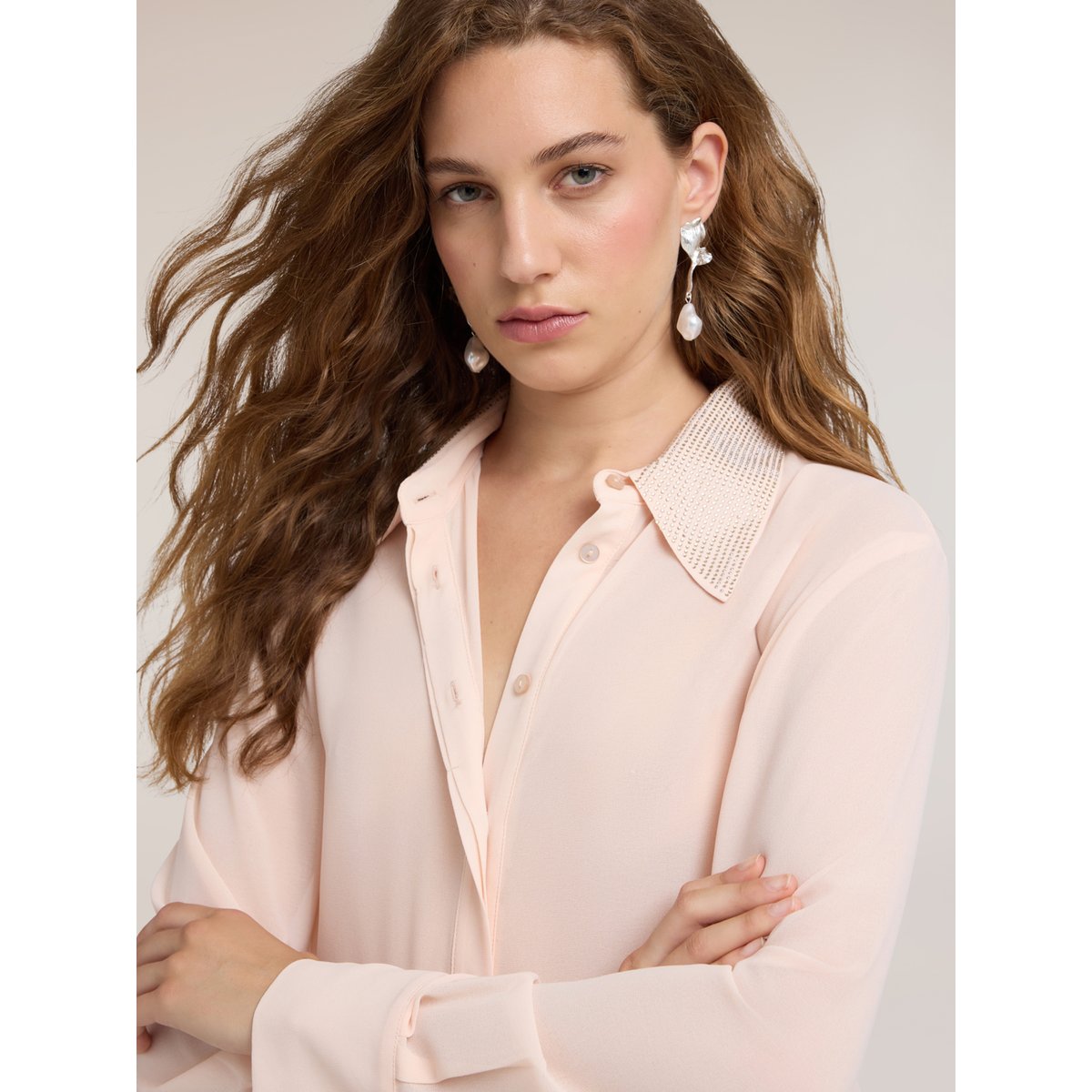 Chemise avec col et cravate en strass rose, MOTIVI