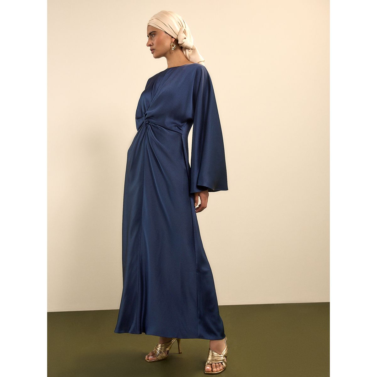 Robe longue en satin à manches longues bleu marine, NEXT
