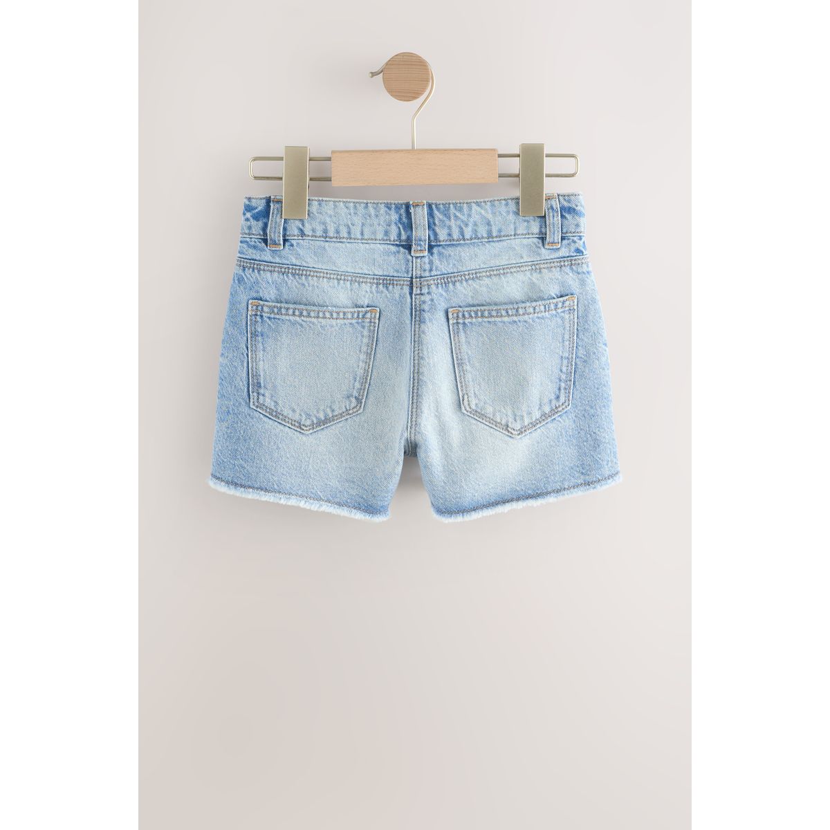 Short en jean à bords effilochés bleu moyen, NEXT
