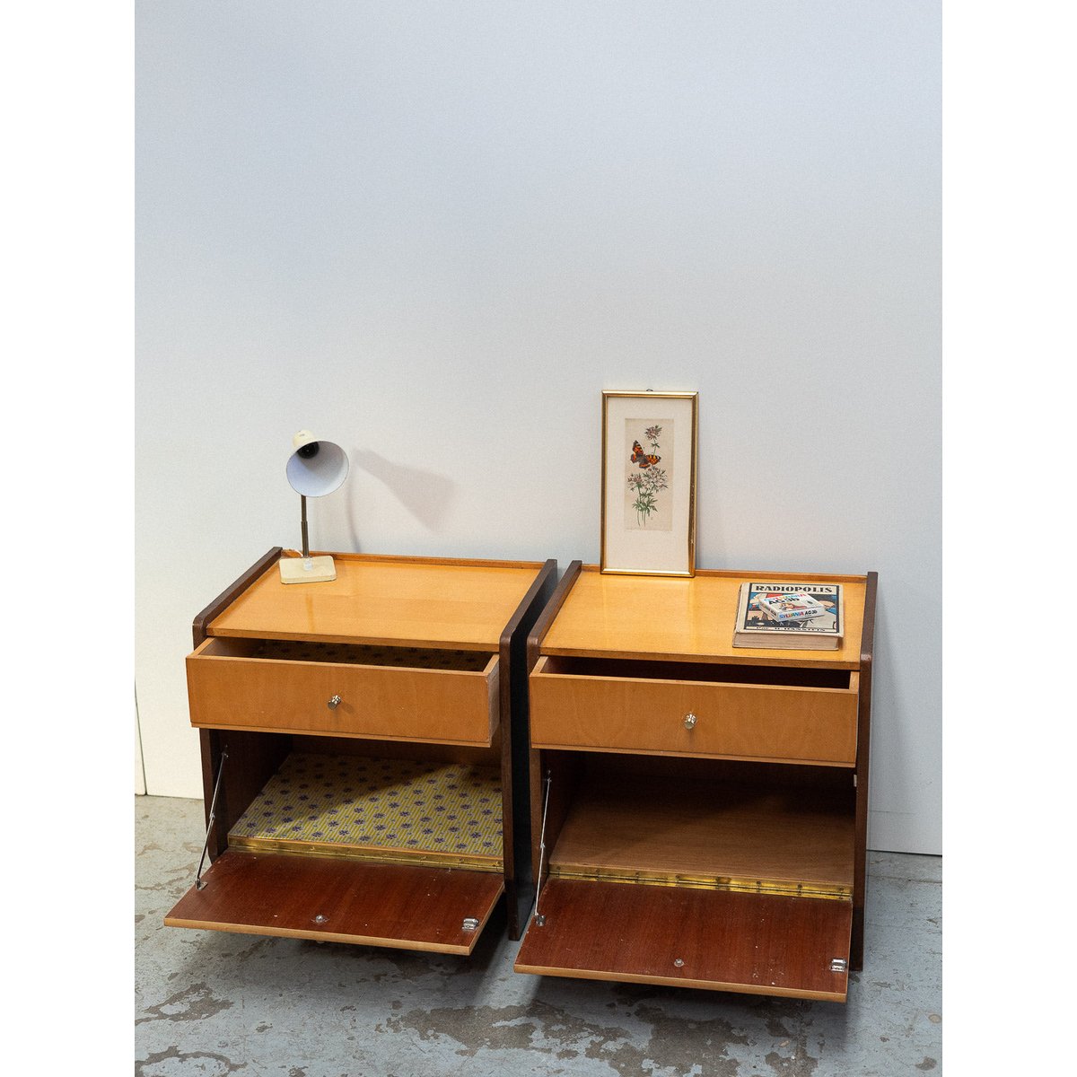 Paire de tables de chevet bicolores Maïa N°1555 - Bon état bois clair, DEBONGOUT