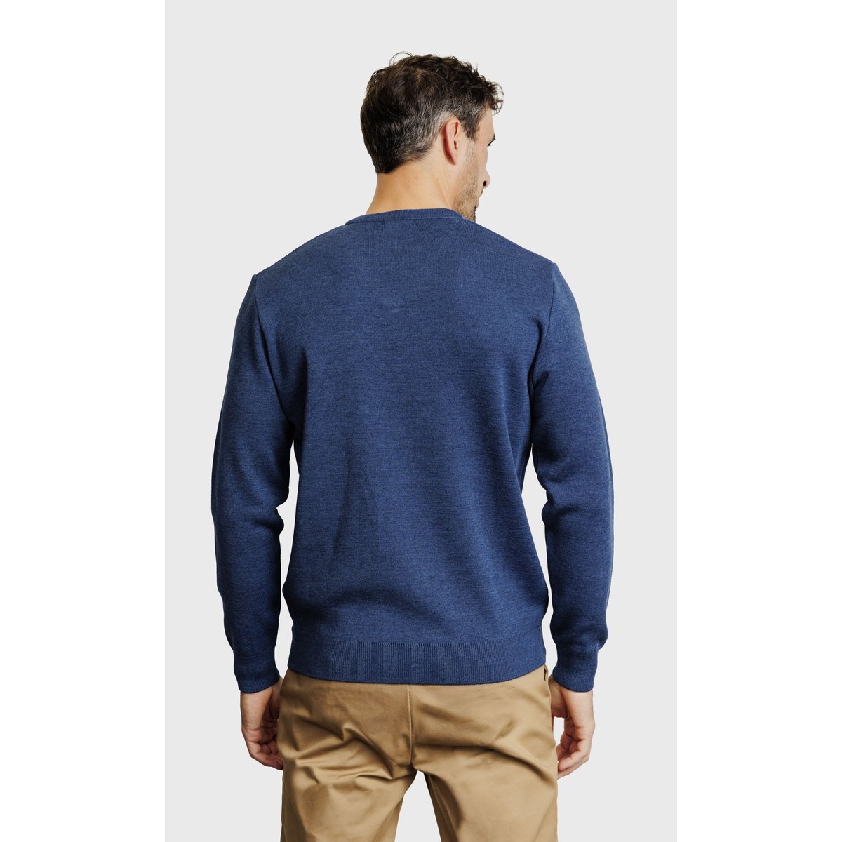 Pull col V en laine mérinos 2 fils bleu, ACROSS