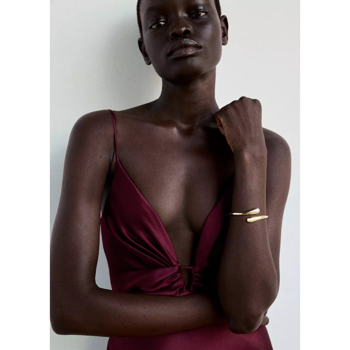 Robe satinée col V grenat, MANGO