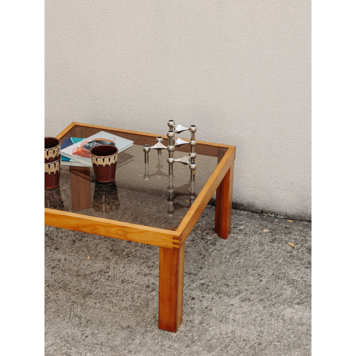 Table basse en pin massif et verre fumé Léonie N°1009 - Bon état bois clair, DEBONGOUT