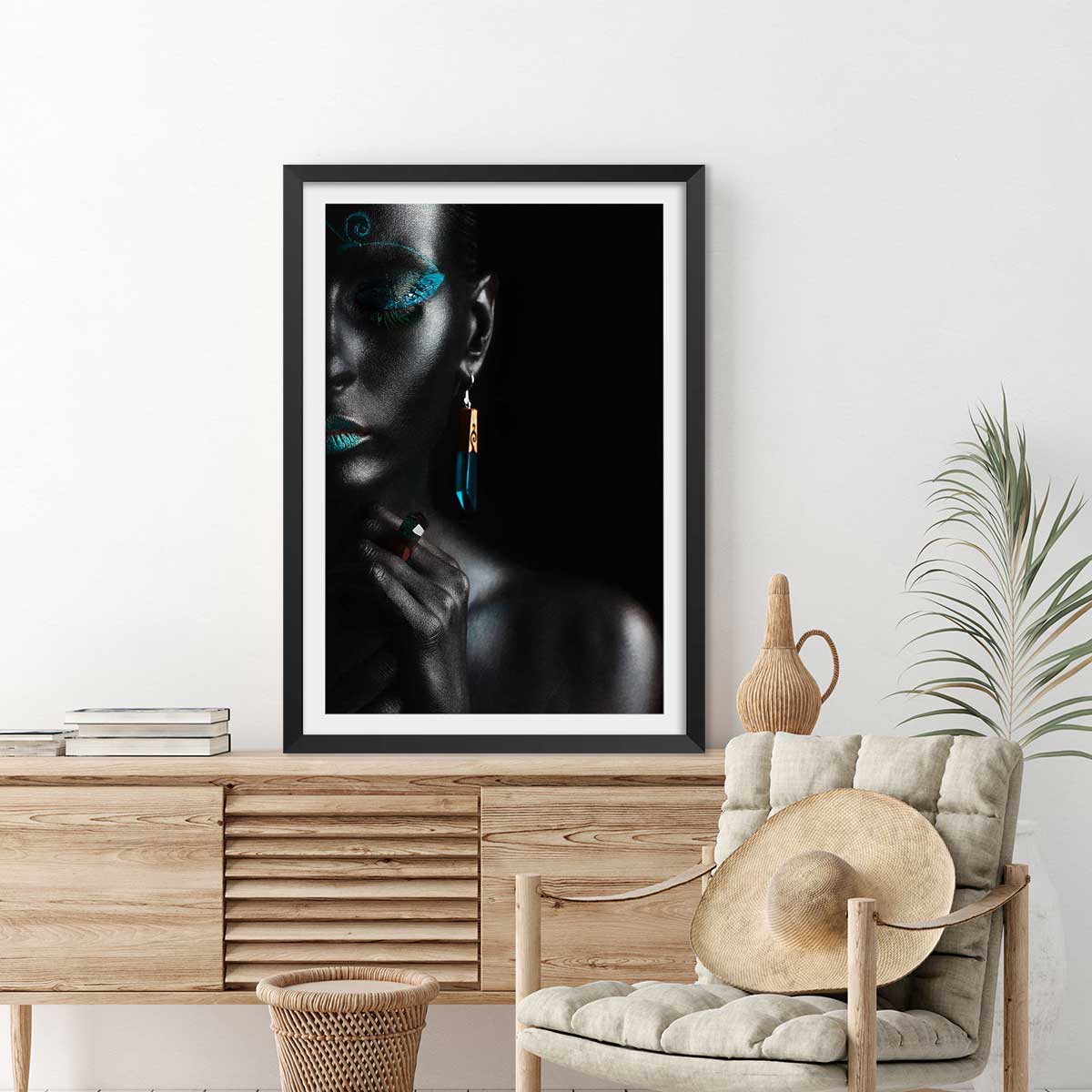 Affiche photo d'art girl turquoise affiche + cadre en bois - noir, HEXOA